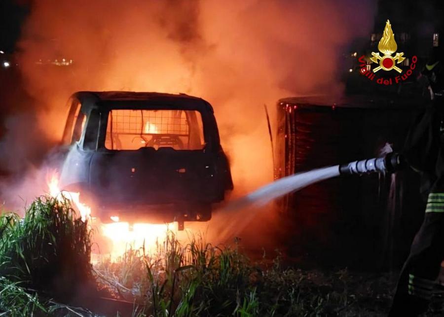 Auto data alle fiamme vicino ai Ponti di Calatrava