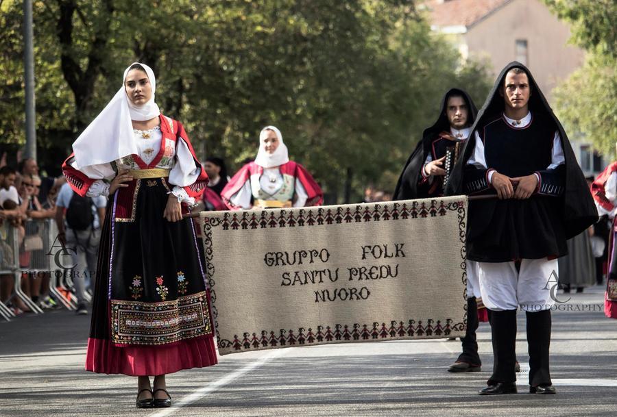 
	Una sfilata con il gruppo "Santu Predu"

