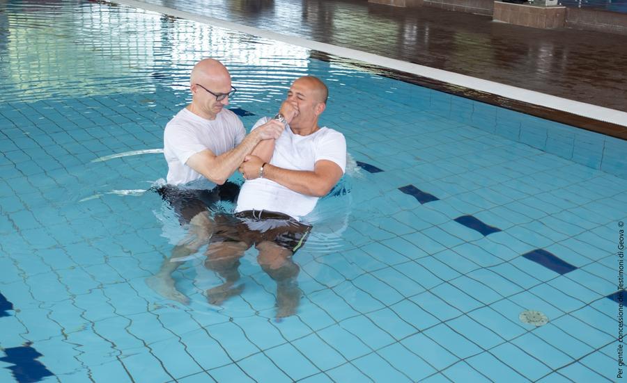 
	Una foto di repertorio di un battesimo di&nbsp;un Testimone di Geova

