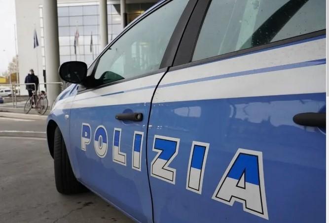 Prato, bimbo di 3 anni vaga scalzo per strada: denunciata la madre