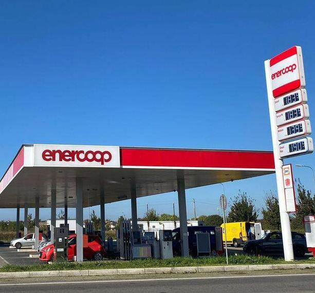 Rapinò una donna ferma al distributore e cercò di incendiarlo, condannato a 2 anni e 5 mesi