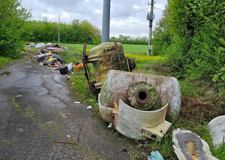 Discarica abusiva in via Lenin: «Metri di strada pieni di rifiuti»