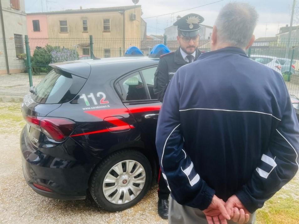 Comacchio, non ricorda la strada di casa: anziano soccorso dai carabinieri