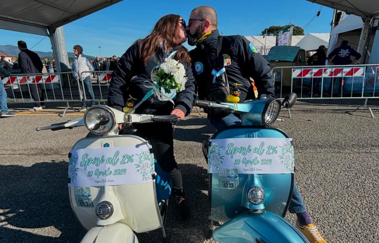 
	Giulia e Gianluca, futuri sposi di Lucca al Vespa World Days di Pontedera

