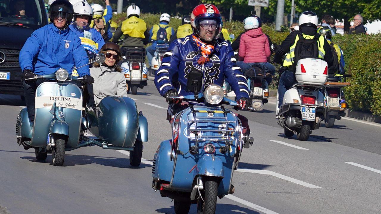 
	I vespisti in giro a Pontedera (Foto di Franco Silvi)


