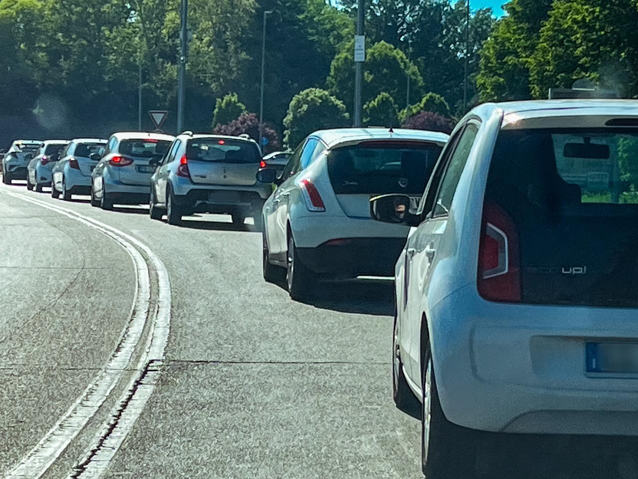 Code e pochi parcheggi a Ferrara: gli incubi degli automobilisti