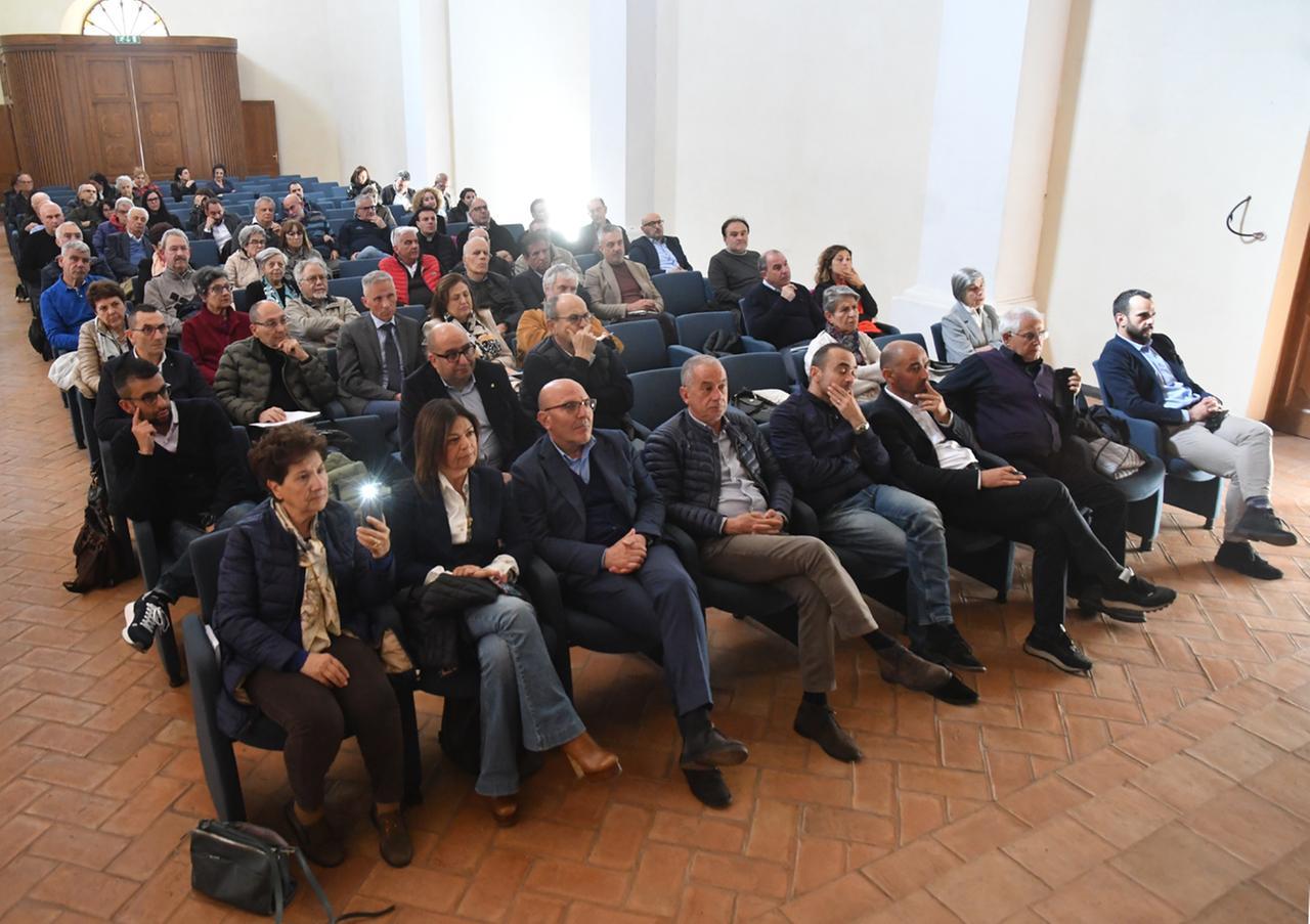 
	L'assemblea con in prima fila consiglieri regionali e assessori comunali

