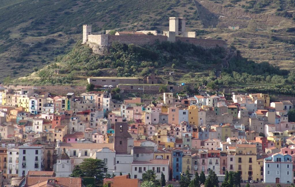 
	Sa Costa e il castello sul colle di Serravalle

