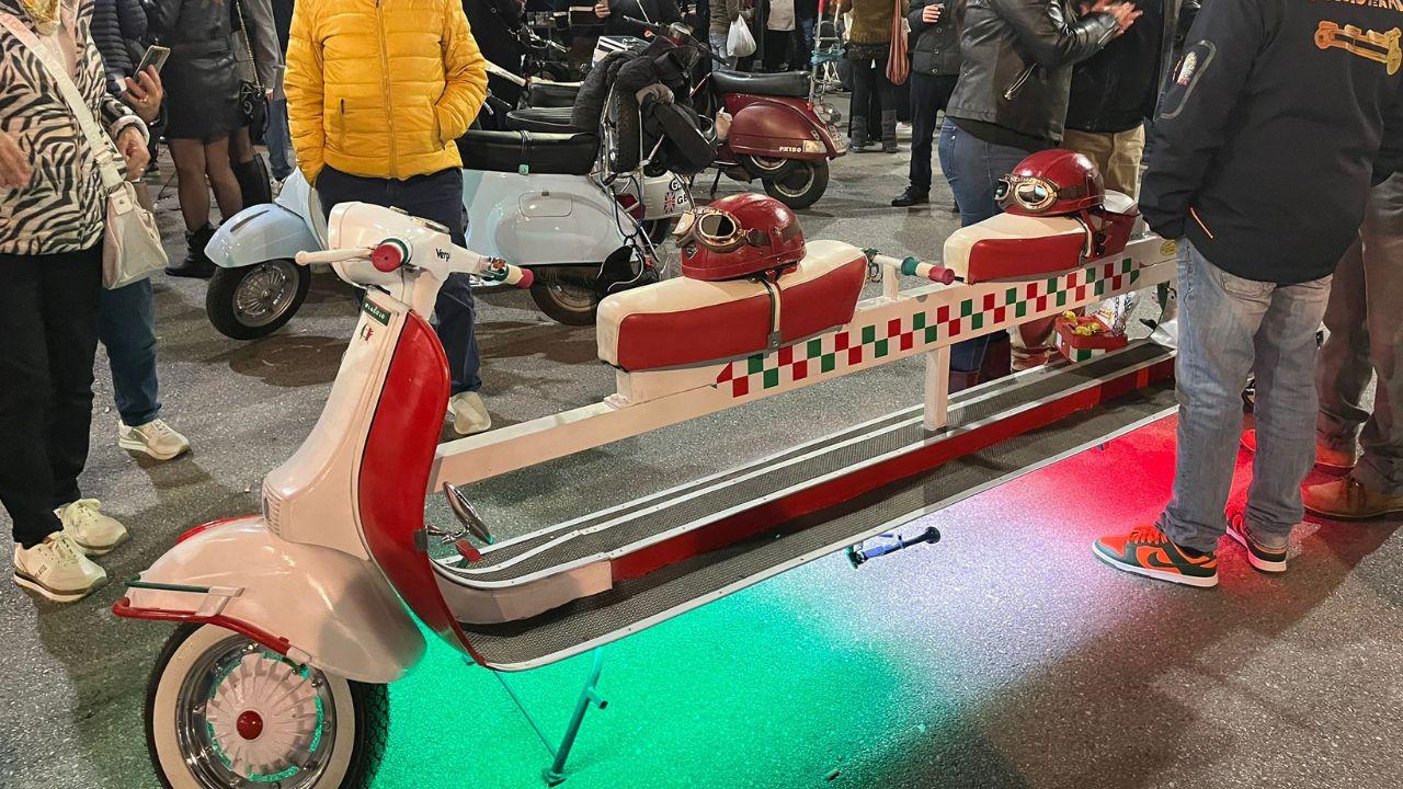 
	La Vespa a sei posti in centro a Pontedera (Foto di Franco Silvi)

