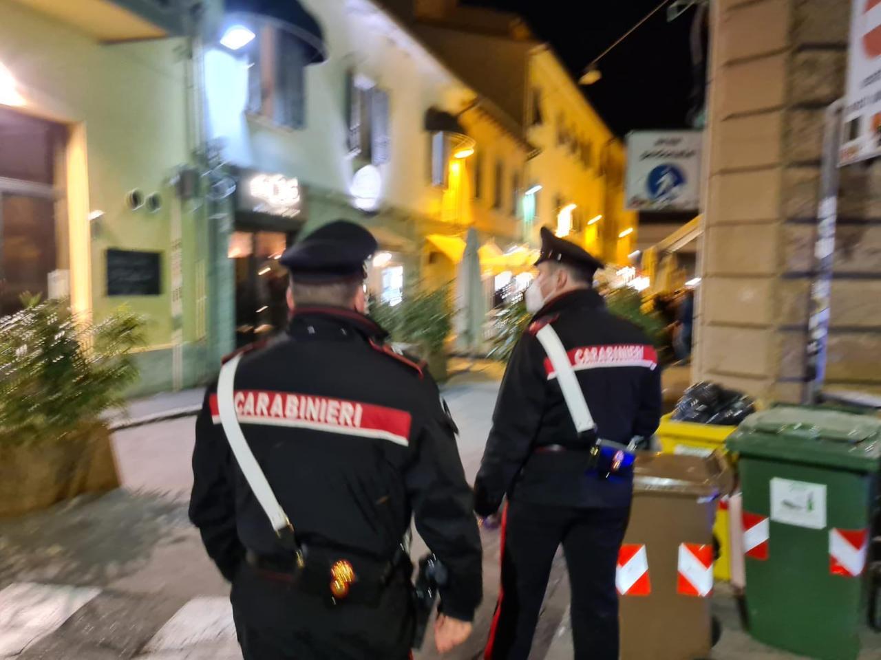 
	Controlli dei carabinieri in via Cambini (foto Silvi)


