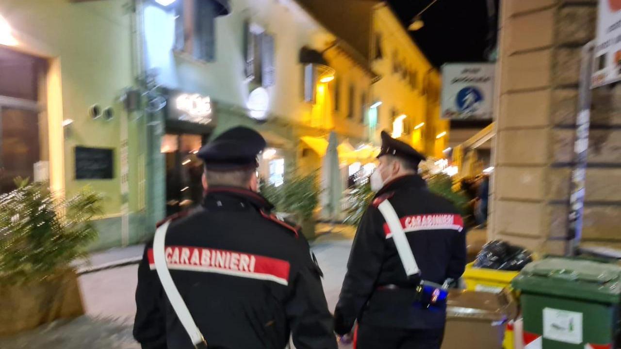 Controlli dei carabinieri in via Cambini (foto Silvi)