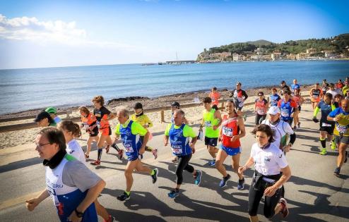 Un momento di una precedente edizione della Maratona dell’isola d’Elba che si corre nelle strade di Campo nell’Elba (foto d’archivio)