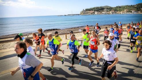 Un momento di una precedente edizione della Maratona dell’isola d’Elba che si corre nelle strade di Campo nell’Elba (foto d’archivio)