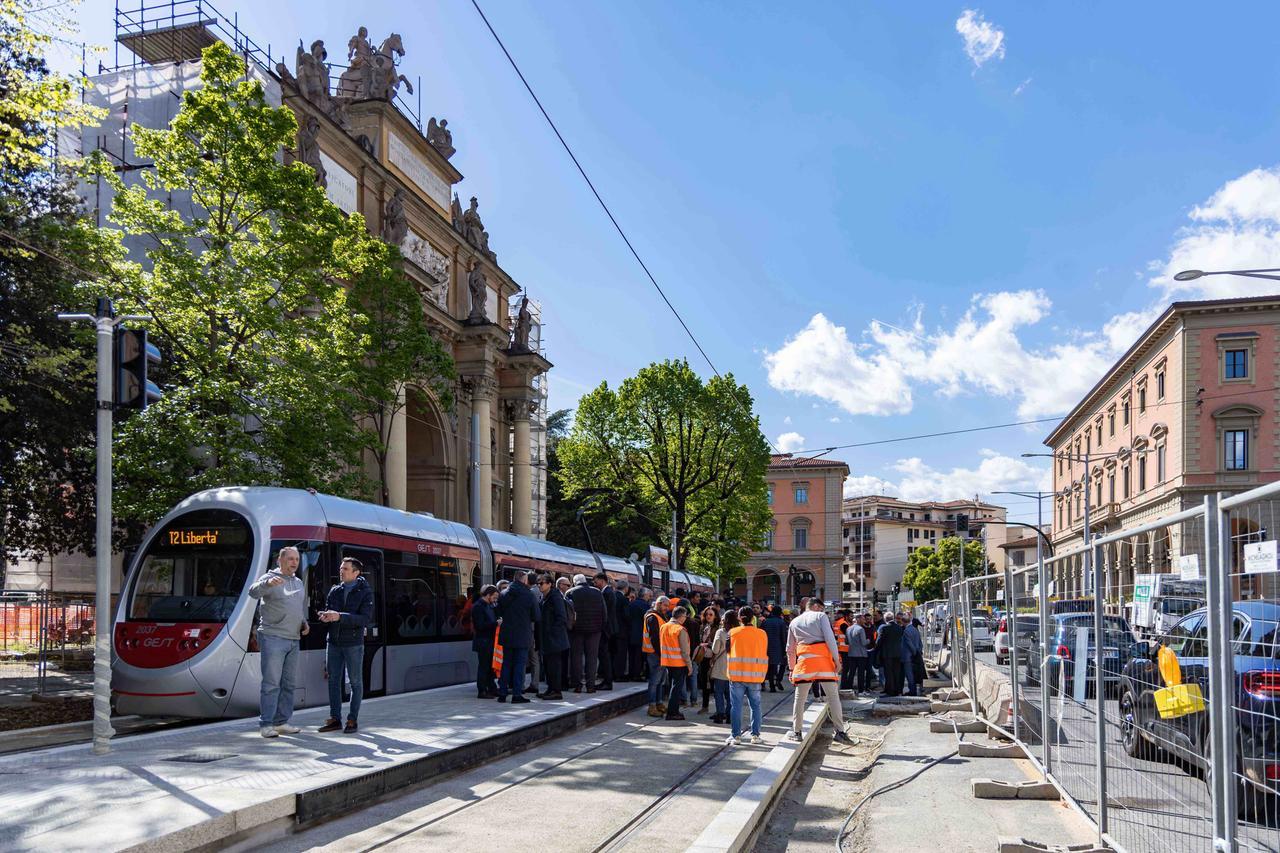 
	a foto della tramvia in piazza Libert&agrave; di fronte alla nuova fermata Parterre

