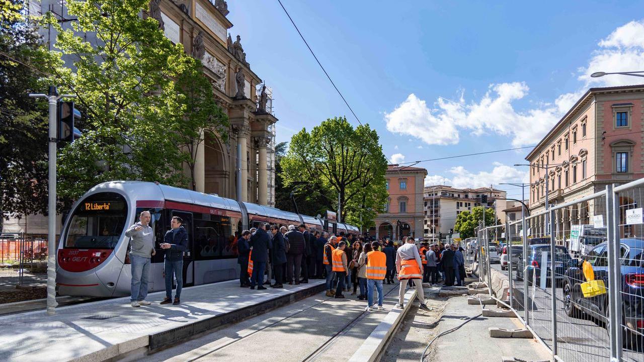 
	a foto della tramvia in piazza Libert&agrave; di fronte alla nuova fermata Parterre

