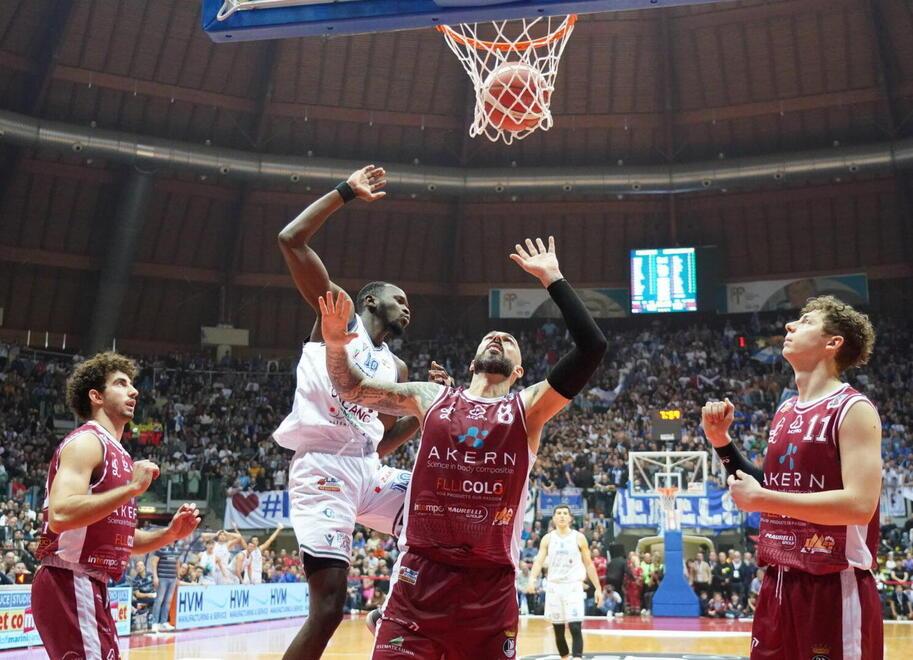 Diouf in mezzo a Fantoni, Tozzi e Allinei nel derby dell’andata davanti a 8000 spettatori (foto Silvi)