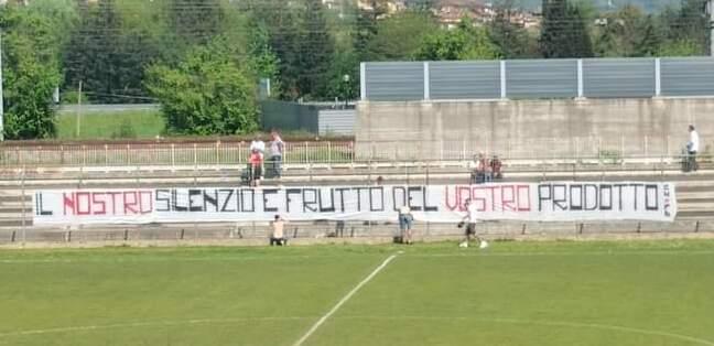 Lo striscione degli ultras esposto domenica scorso