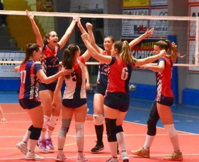 Esultano le giocatrici della Baia del Marinaio Volley Cecina