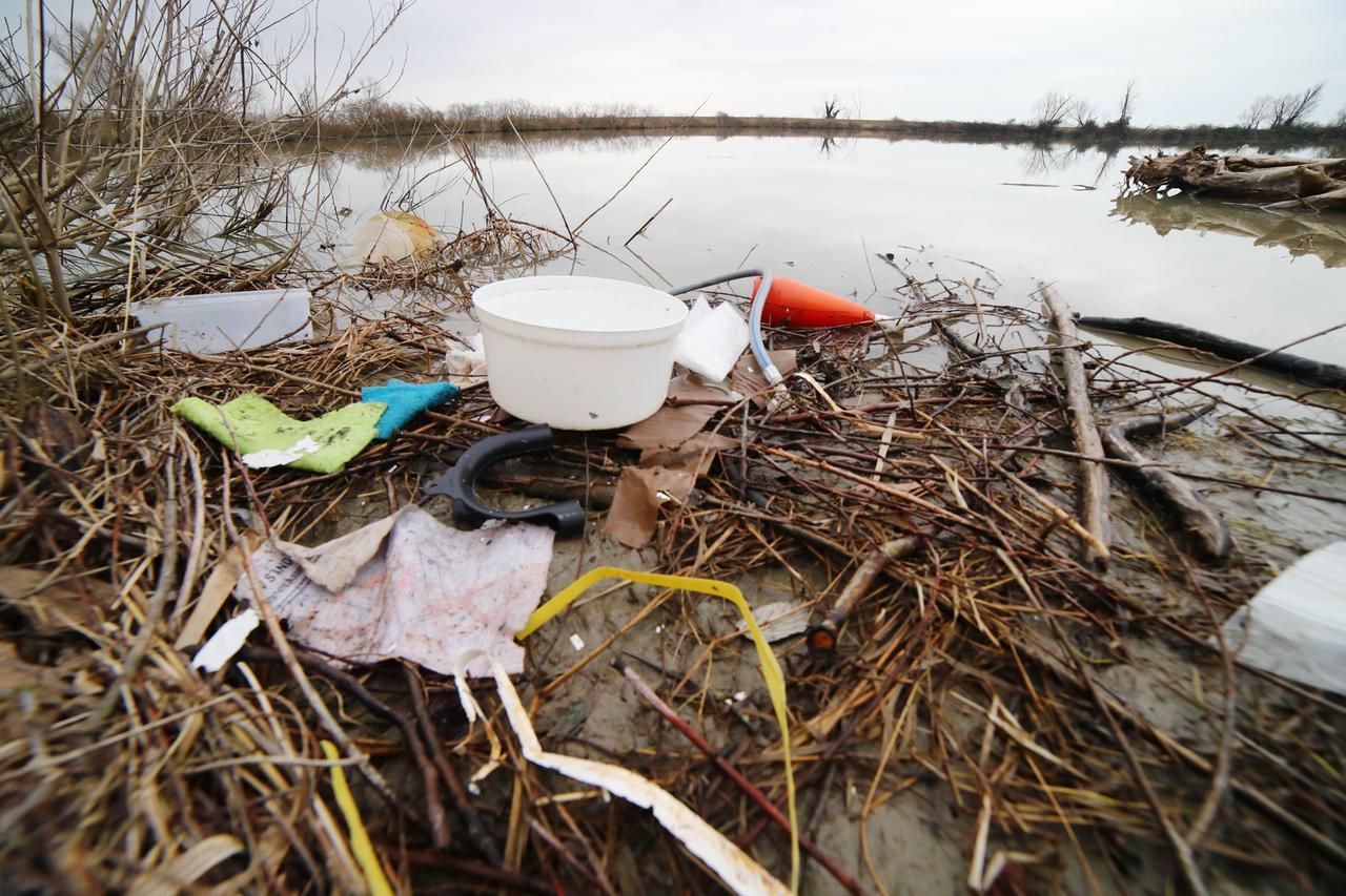 Un fiume di plastica, ma il Po la trattiene: «Non tutto va in mare»