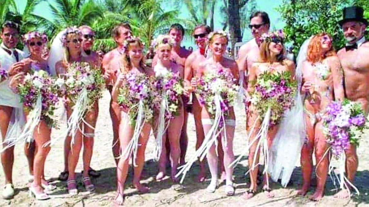 Matrimoni nudisti in spiaggia, i naturisti: «Sì, lo vogliamo»