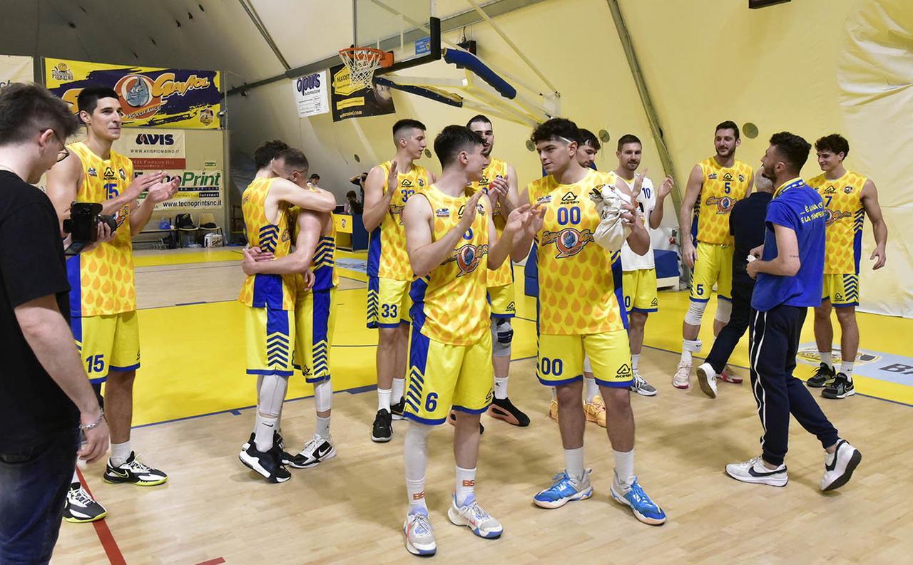 
	I giocatori del Basket Golfo dopo la vittoria con Omegna (foto Paolo Barlettani)

