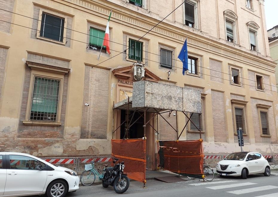 Mirandola, lancia sassi contro i suoi vicini: «Mi vogliono rubare l’anima»<br>
