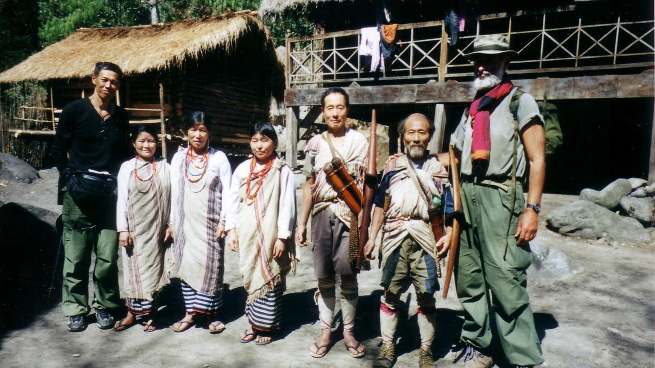 
	Wolfgang H. Trost (a destra) in un suo viaggio in Birmania

