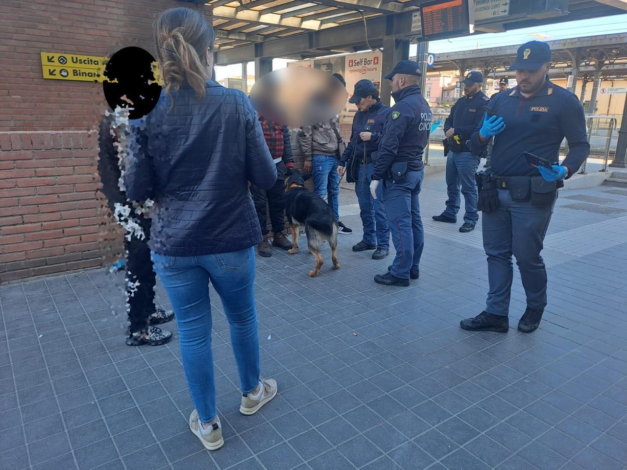 Lucca, controlli antidroga alla stazione: tre portati in questura