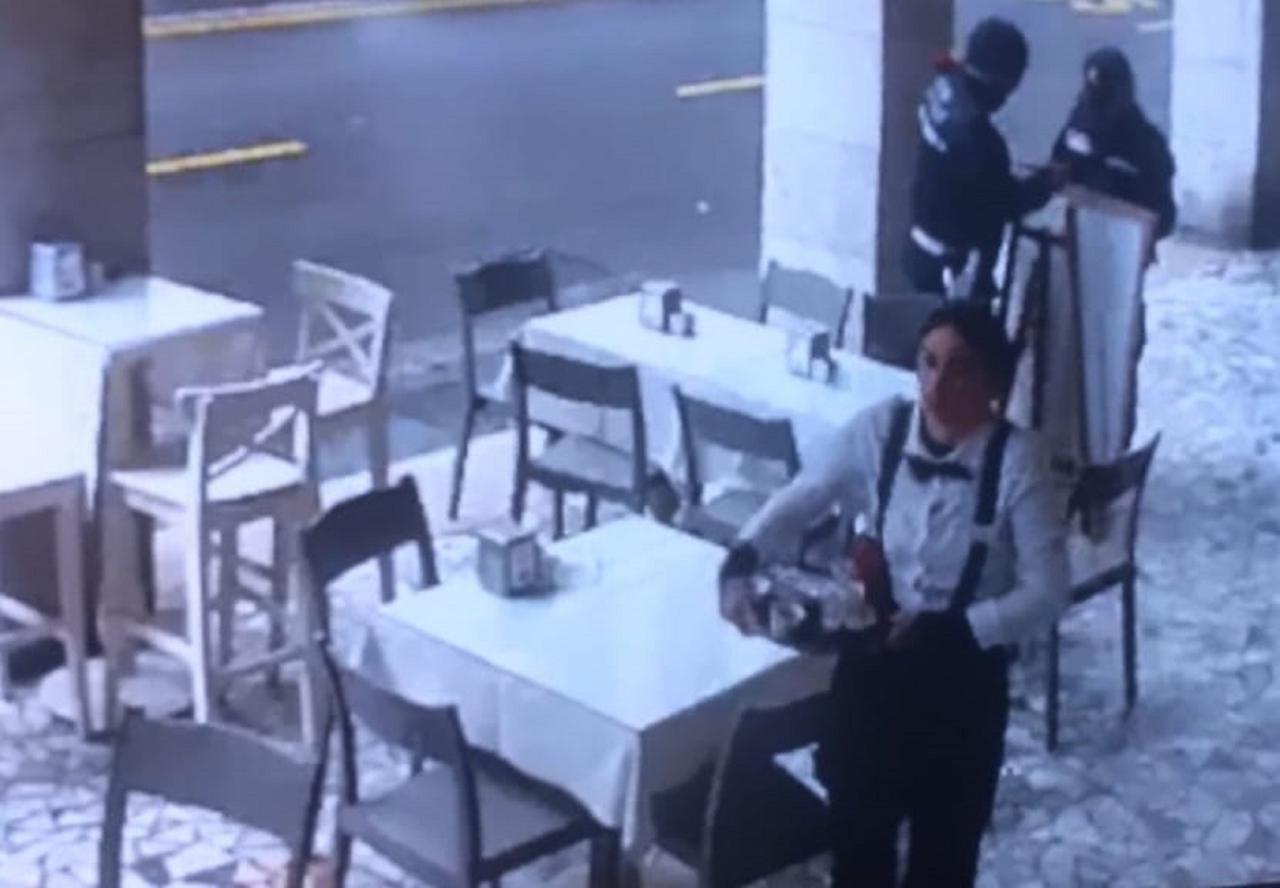 
	La polizia municipale mentre rimuove uno dei cavalletti

