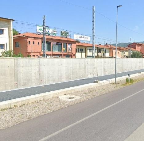 Pieve a Nievole, l’opera di MauPal ispirata a Dante per “mascherare” il muro della ferrovia