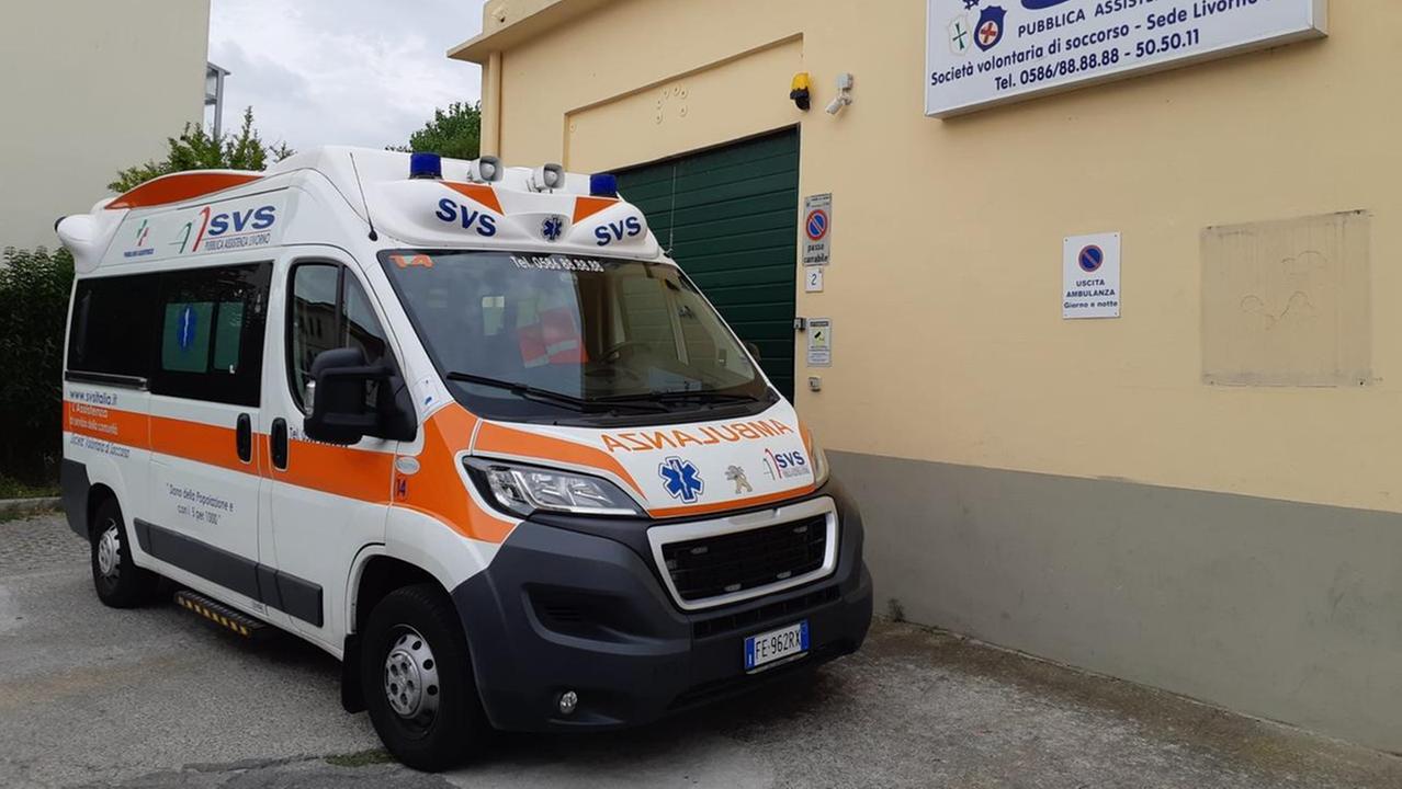 Un'ambulanza della Svs di Ardenza (foto d'archivio)