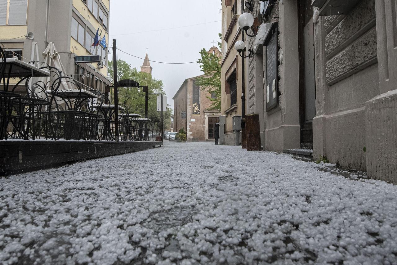 
	Grandine in centro (foto Agenzia Bf)

