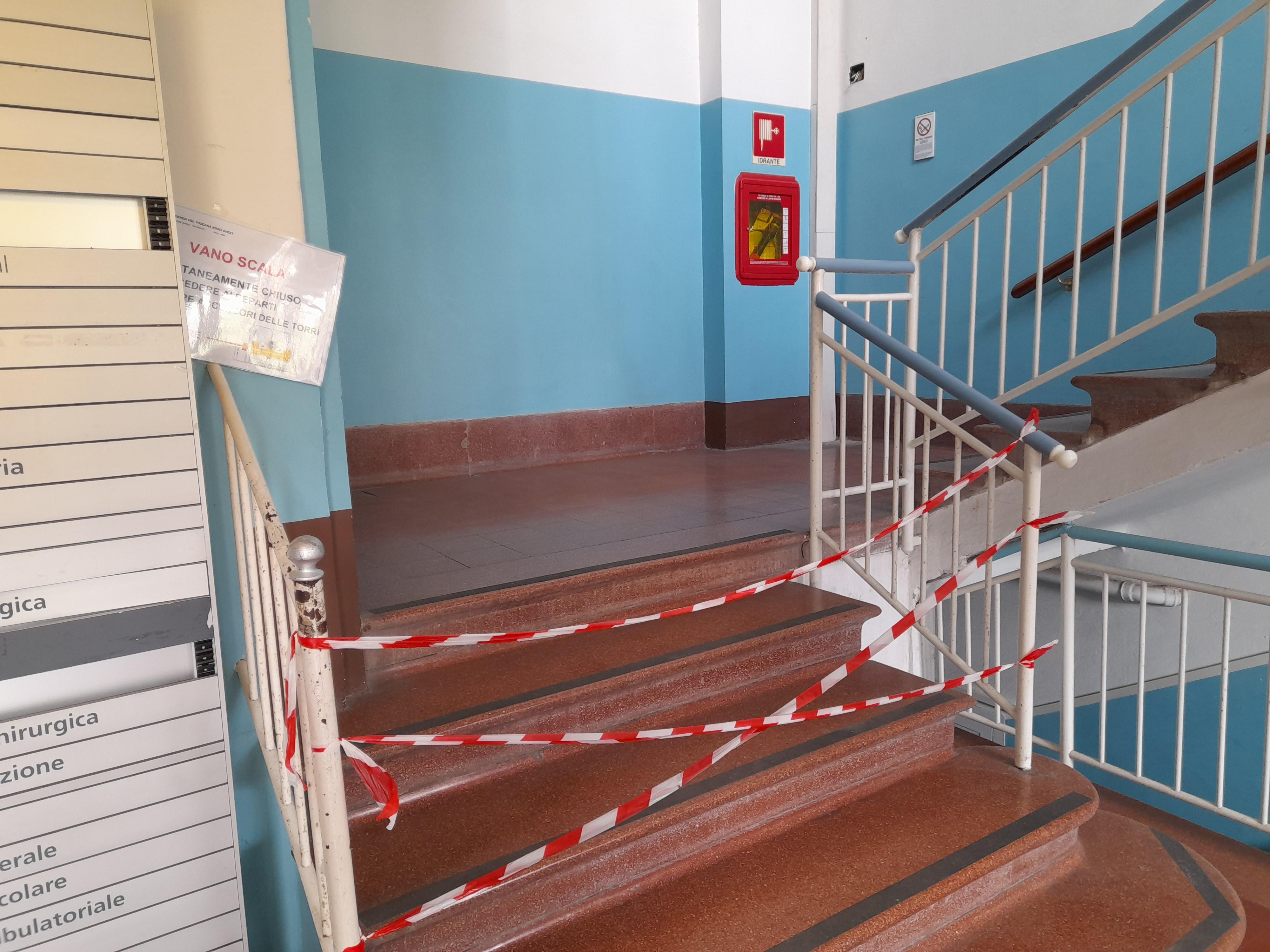 La chiusura delle scale al padiglione 6