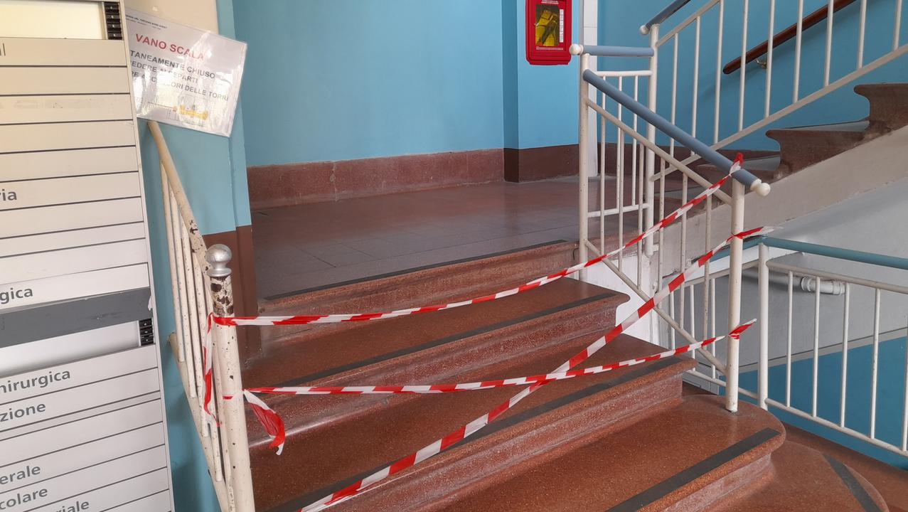 La chiusura delle scale al padiglione 6