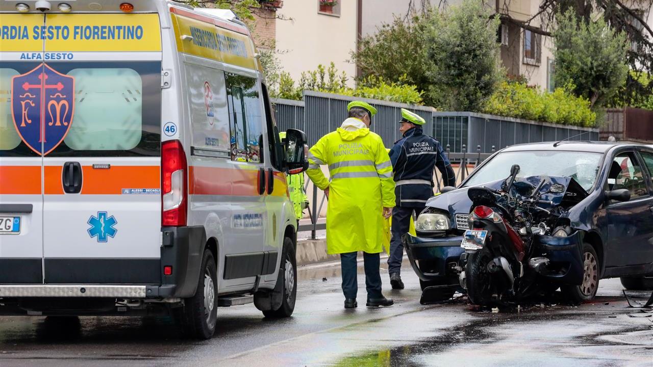 Sesto Fiorentino, si schianta contro un’auto all’incrocio: muore scooterista di 65 anni