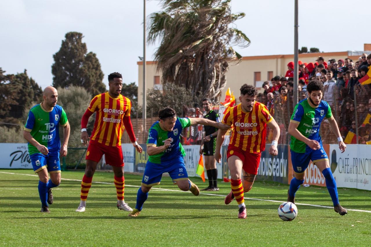 Vincono Nuorese e Alghero, il testa a testa continua