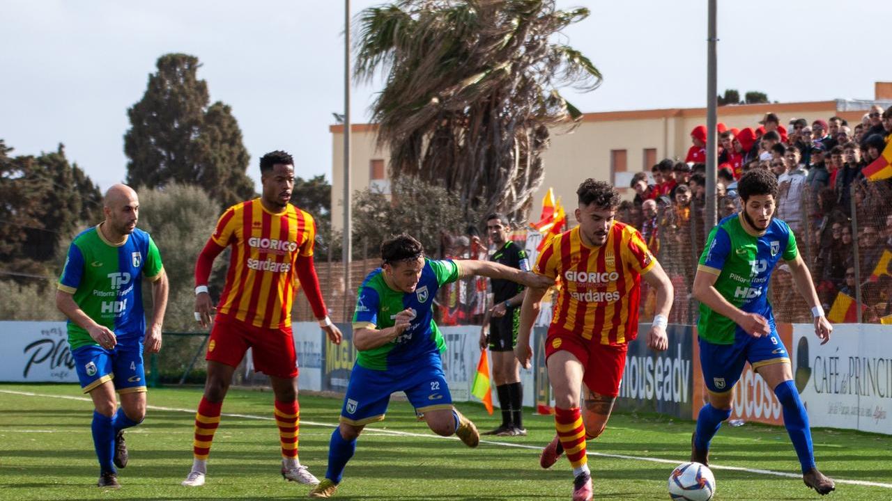 Vincono Nuorese e Alghero, il testa a testa continua