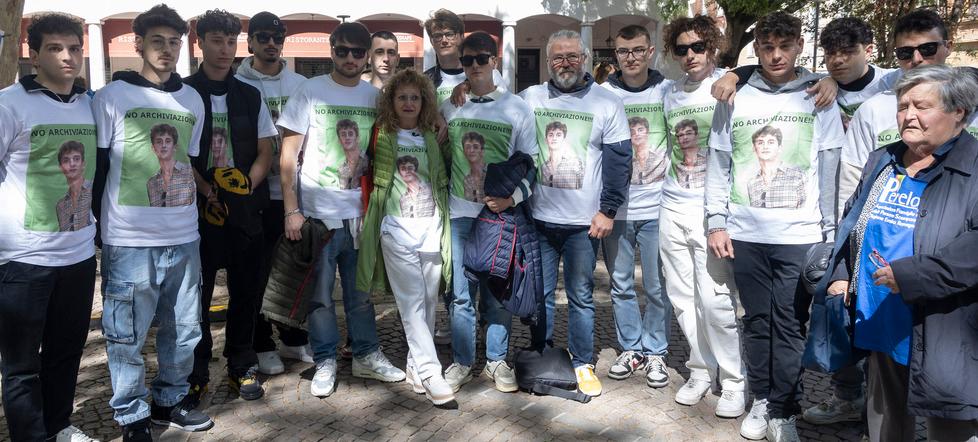 Modena, tutti in piazza per Alessandro Venturelli con mamma Roberta: «Un figlio non si archivia»