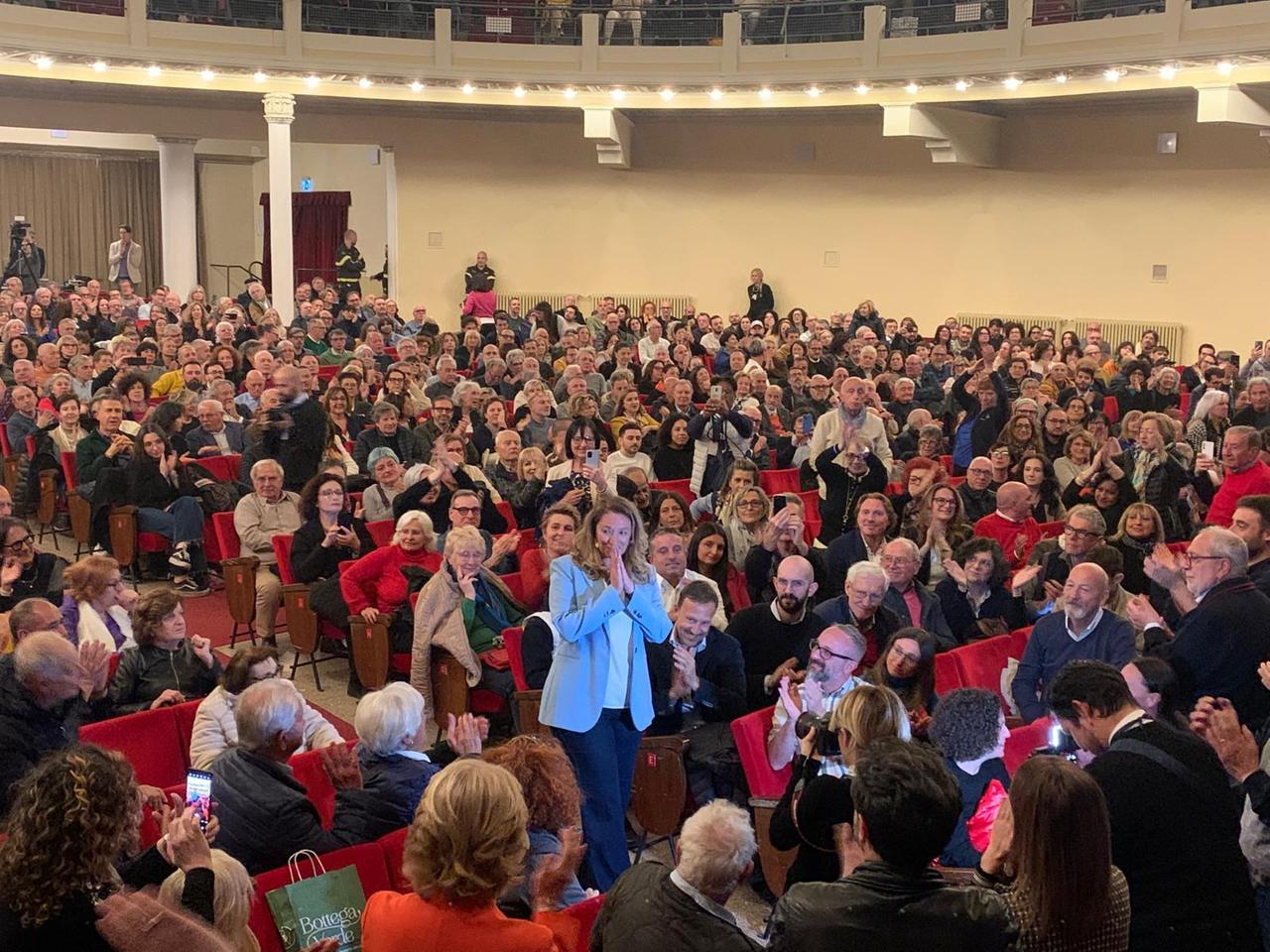 
	L'ingresso di Ilaria Bugetti nella platea del Politeama

