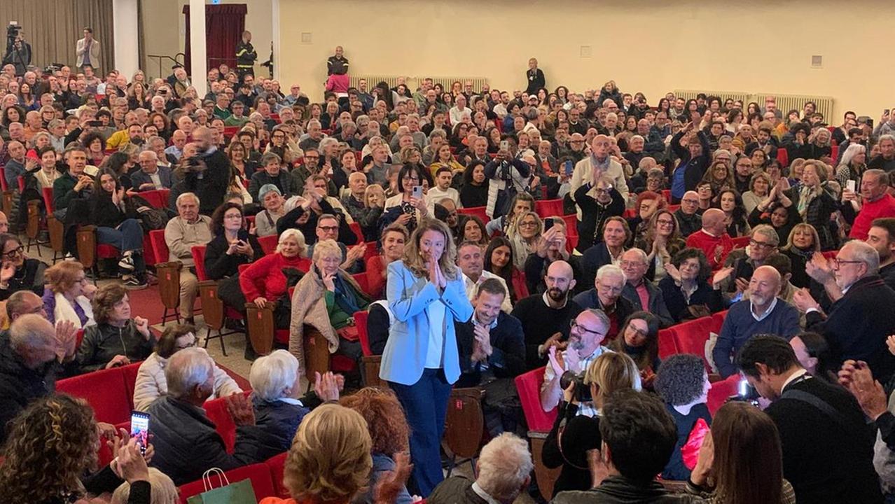 L'ingresso di Ilaria Bugetti nella platea del Politeama