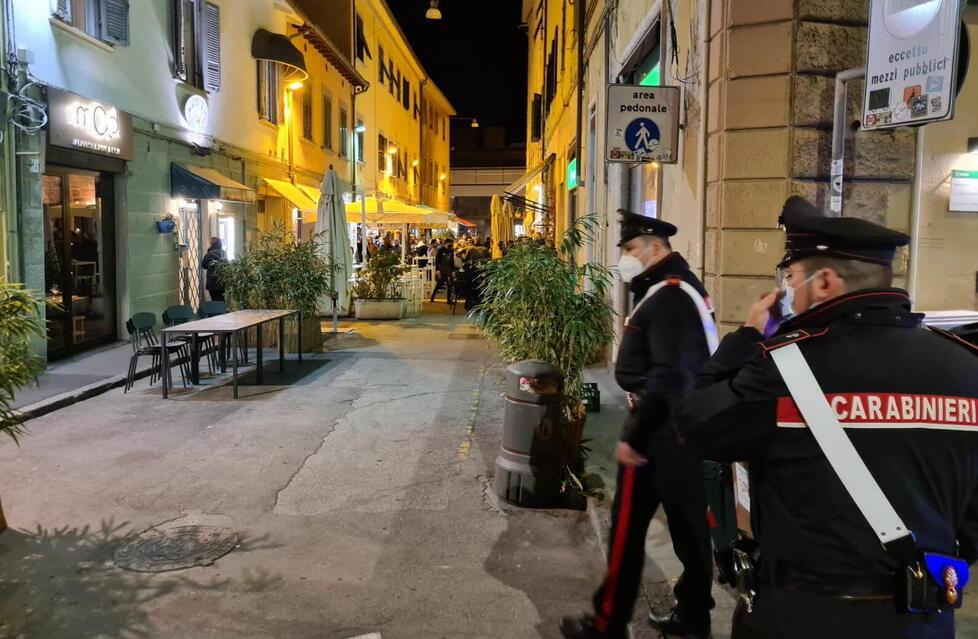 Livorno, agenti e militari in via Cambini: «Musica spenta a mezzanotte»