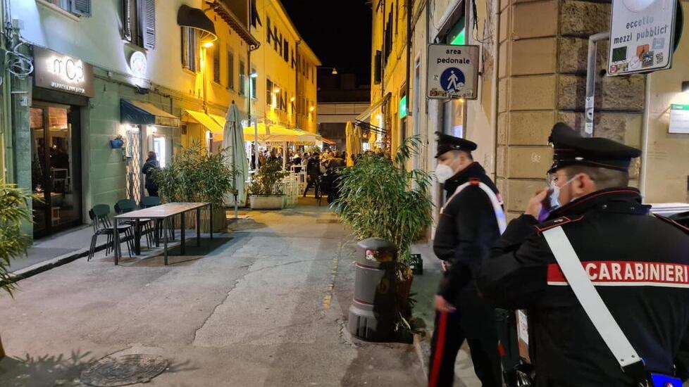 Livorno, agenti e militari in via Cambini: «Musica spenta a mezzanotte»