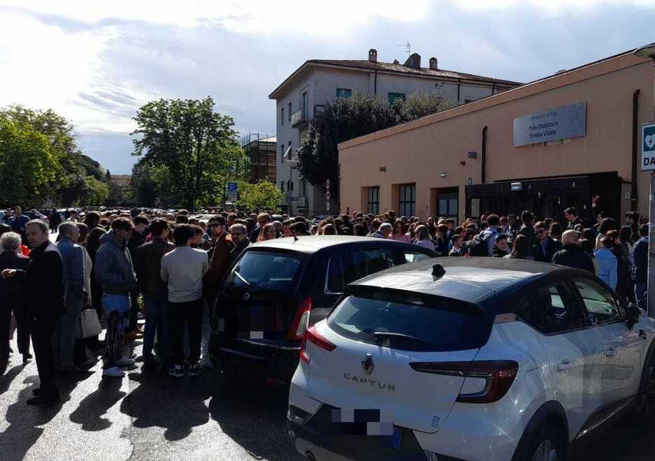 Pisa, caos proclamazione delle lauree: decine di parenti restano fuori. I motivi del pasticcio