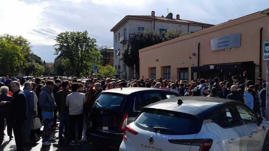 Pisa, caos proclamazione delle lauree: decine di parenti restano fuori. I motivi del pasticcio