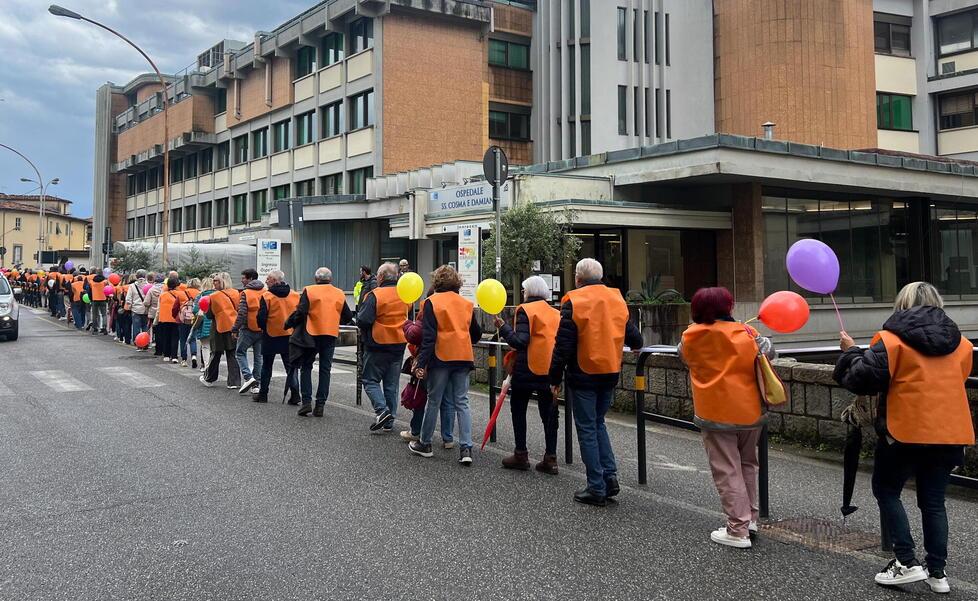 In centinaia a difendere l’ospedale di Pescia: «I sindaci siano uniti per salvarlo»