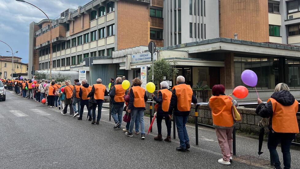 In centinaia a difendere l’ospedale di Pescia: «I sindaci siano uniti per salvarlo»