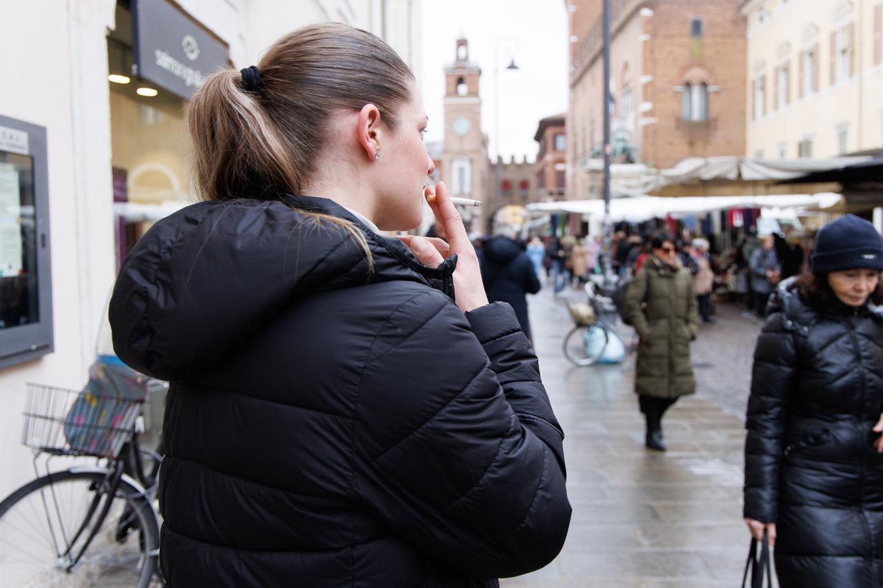Strade senza sigarette, per i ferraresi l’educazione conta più del divieto