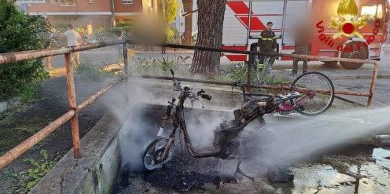 Paura in via Gobetti: scooter a fuoco