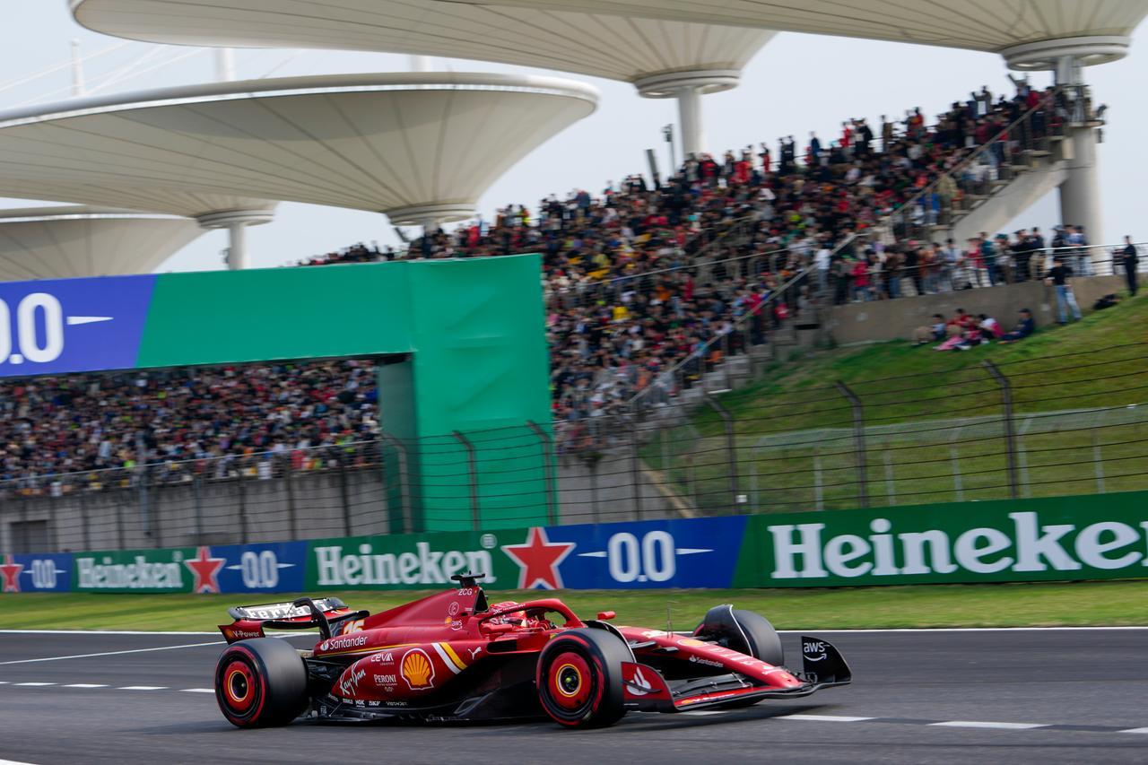 Ferrari giù dal podio nel Gran premio della Cina: Leclerc quarto, Sainz quinto