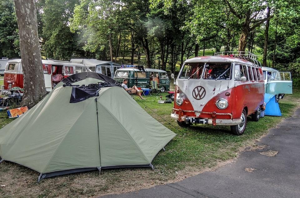 
	Turisti in un camping

